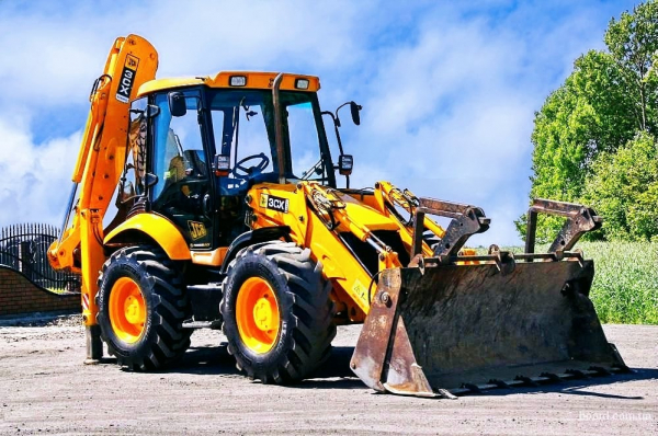 Машинист экскаватора-погрузчика JCB 3CX (равноколесный)